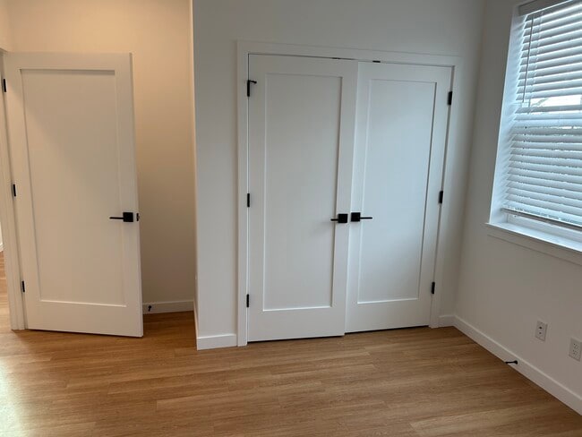 Building Photo - Canal House