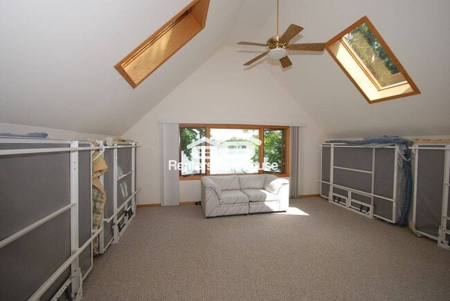 Foto del edificio - 2310 N Lake Dr