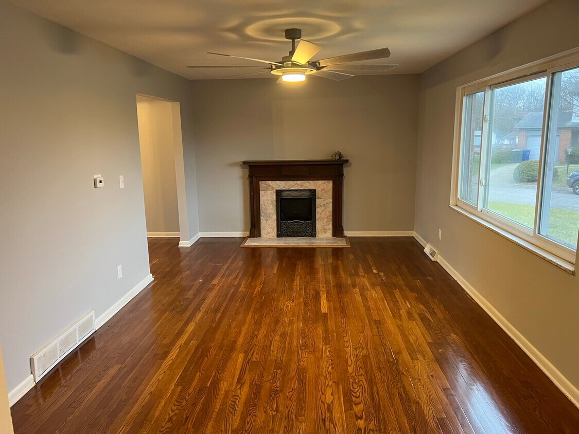 Primary Photo - 1315 Seymour Ave