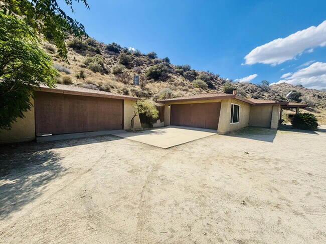 Foto del edificio - House on 5 acres in the serene mountains o...