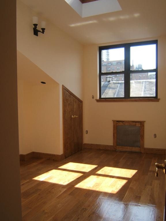 Building Photo - 7 W 75th St