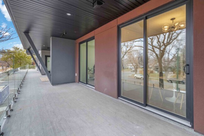 Photo du bâtiment - 1414 Main St