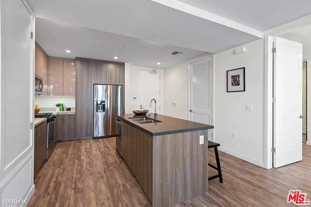 Foto principal - 714 N Sweetzer Ave