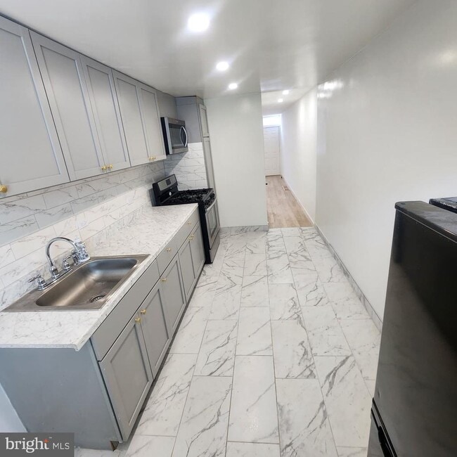 Building Photo - 721 E 6th St