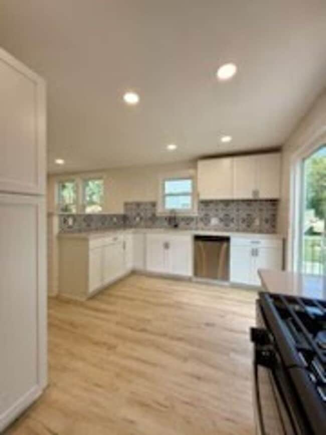 Building Photo - AMAZING 2 Bedroom / Office Townhome for Rent!