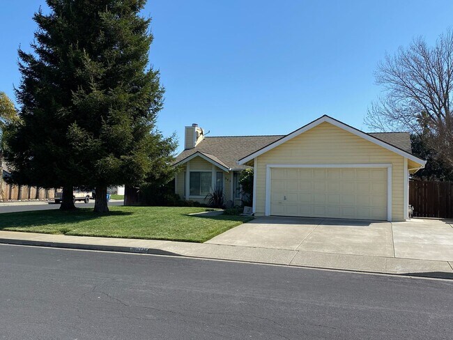 Foto del edificio - 3 Bedroom / 2 Bath Great Corner Lot in Tra...