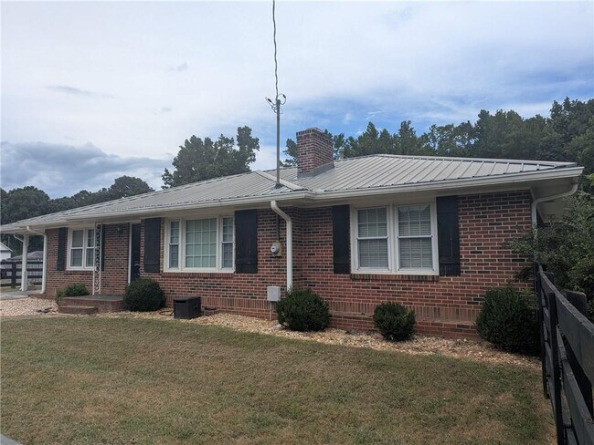 Foto del edificio - 6115 Jewell Bennett Rd