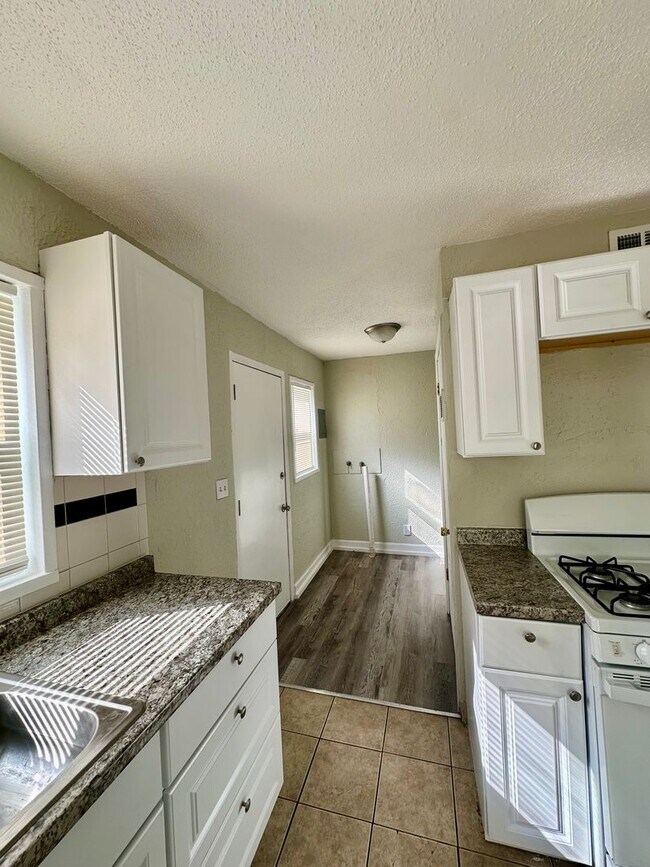 Foto del edificio - Cozy 2 Bedroom/1Bathroom Duplex For Rent *...