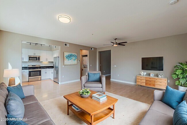 Foto del edificio - 615 E Portland St