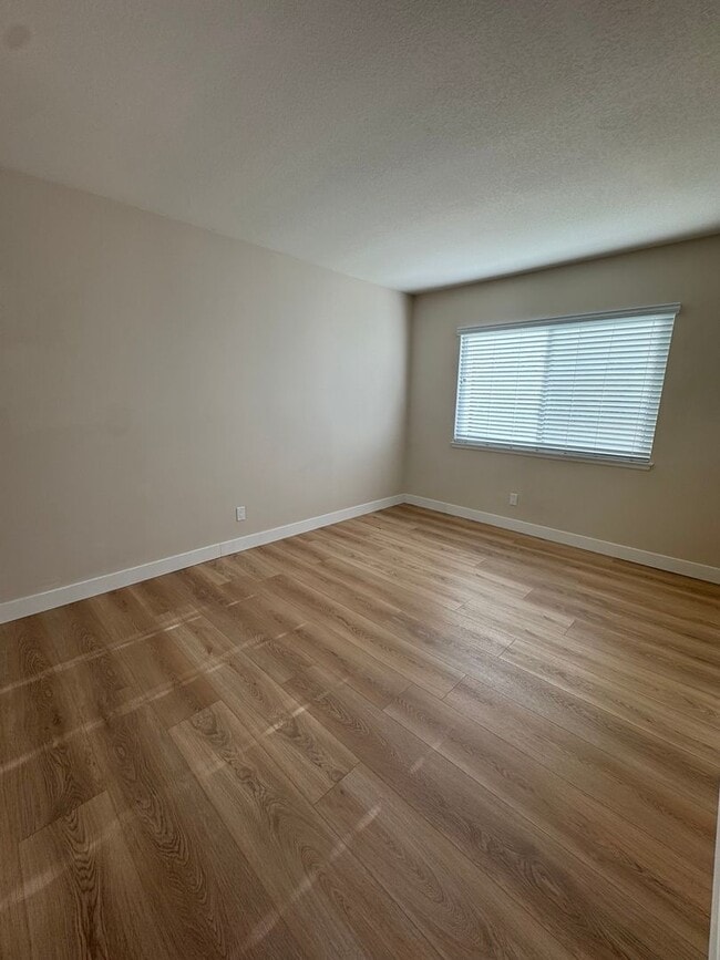 Building Photo - Charming Cul de Sac Home with Spacious Yard and Renovated Interior