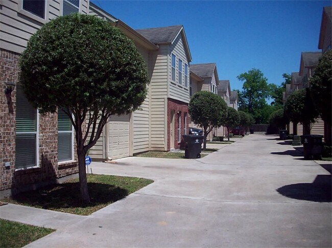 Building Photo - 2217 Naomi St