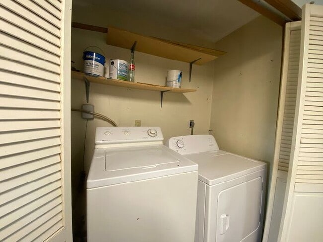Building Photo - $1,250 | 2 Bedroom, 1 Bathroom Condo | Cat Friendly* | Available for Immediate Move In!