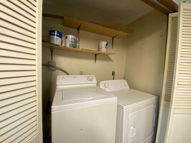 Foto del edificio - $1,250 | 2 Bedroom, 1 Bathroom Condo | Cat Friendly* | Available for Immediate Move In!