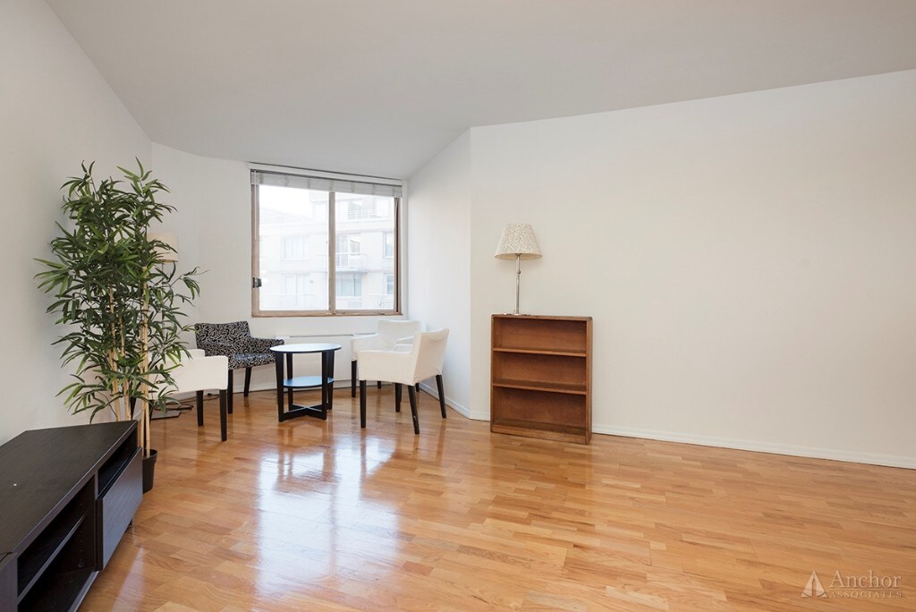 Primary Photo - 350 W 50th St