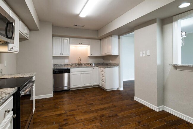 Foto del edificio - 5200 Keller Springs Rd