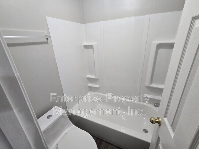 Foto del edificio - 4444 Longtree Cove
