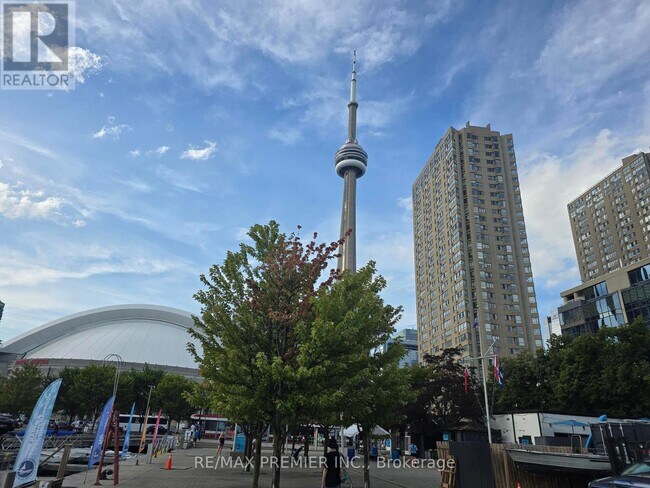 Photo du bâtiment - 270 Queens Quay W