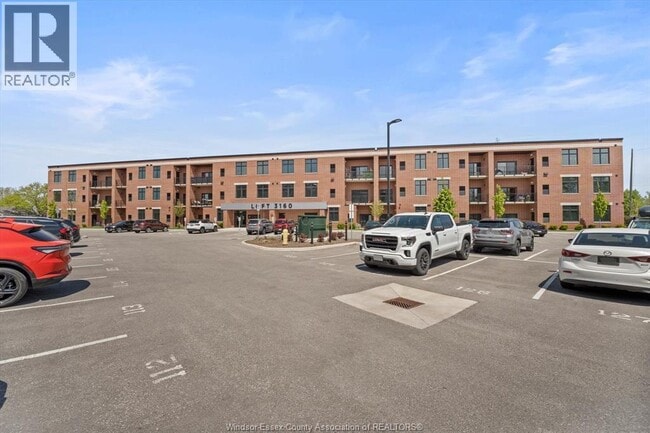 Building Photo - 3180 Meadowbrook Ln