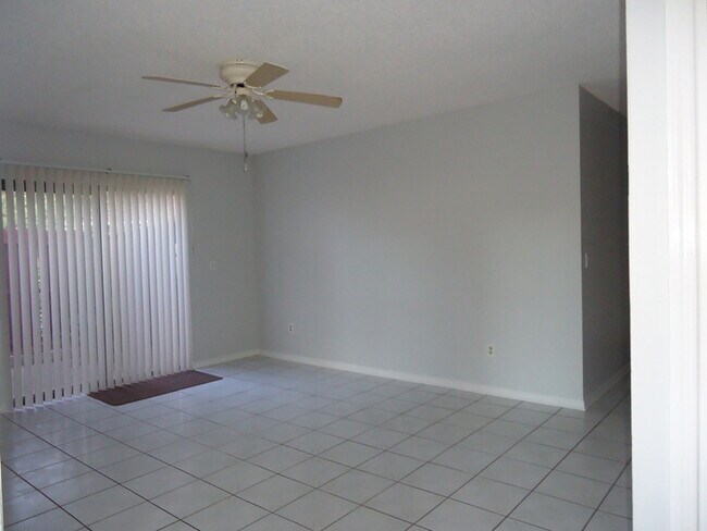 Foto del edificio - 1613 Little River Dr