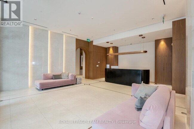 Building Photo - 560 Rideau St