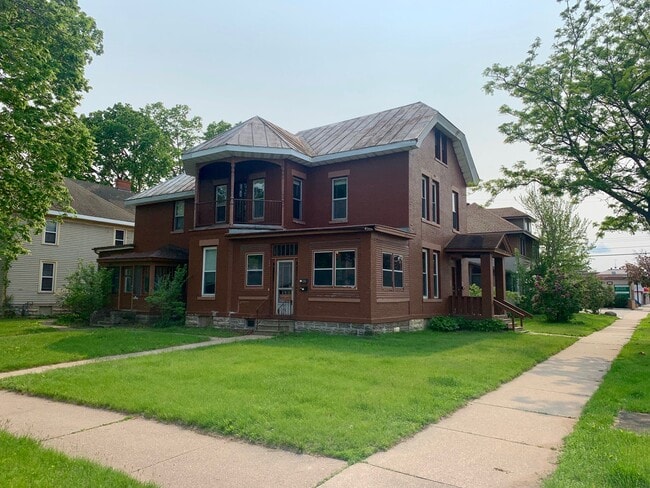 Building Photo - 202 8th St S