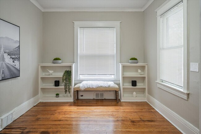 Foto del edificio - 4 Bedroom 2 Full Bath House | Front Porch ...