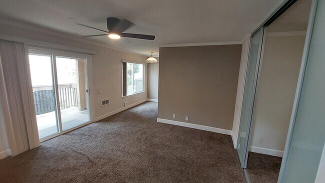 Building Photo - 8521 Villa La Jolla Dr