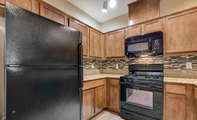 Foto del edificio - GORGEOUS 3 BEDROOM / 2 FULL BATH CONDO UNIT IN A GATED COMMUNITY WITH ATTACHED 2 CAR GARAGE!