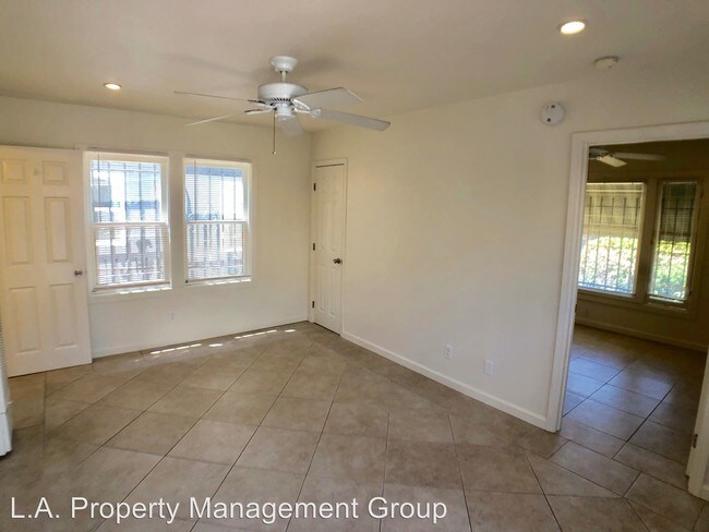 Building Photo - 1222 N Kenmore Ave