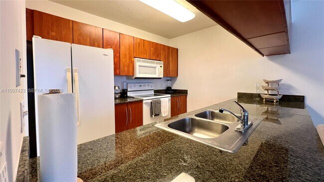 Building Photo - 1200 Brickell Bay Dr