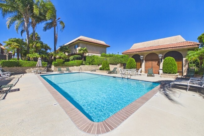 Building Photo - La Cresta Apartments