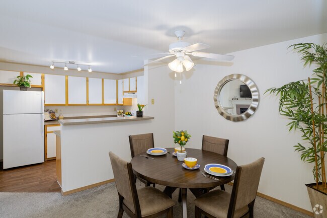 1 habitación, 1 baño - 747 pies cuadrados - Área de comedor - Canyon Springs