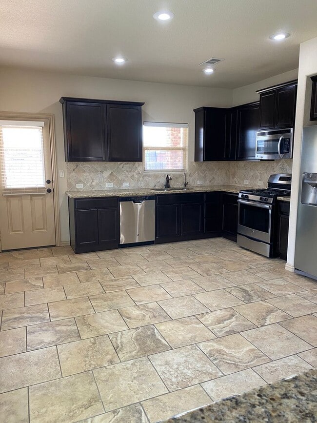 Foto del edificio - Beautiful Home with a Den