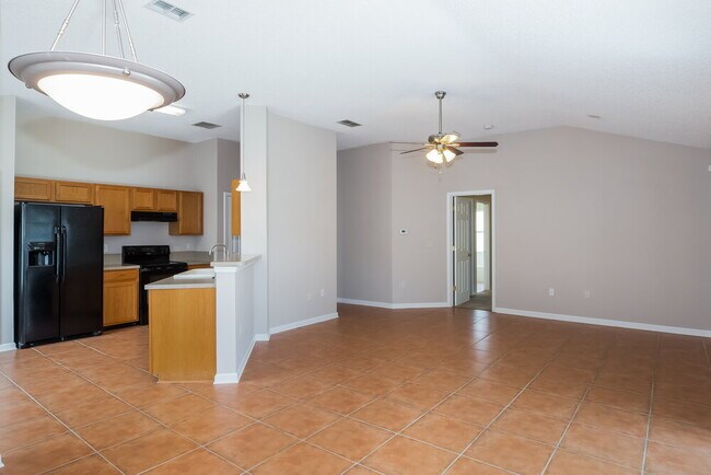 Foto del edificio - 8073 Leafcrest Dr