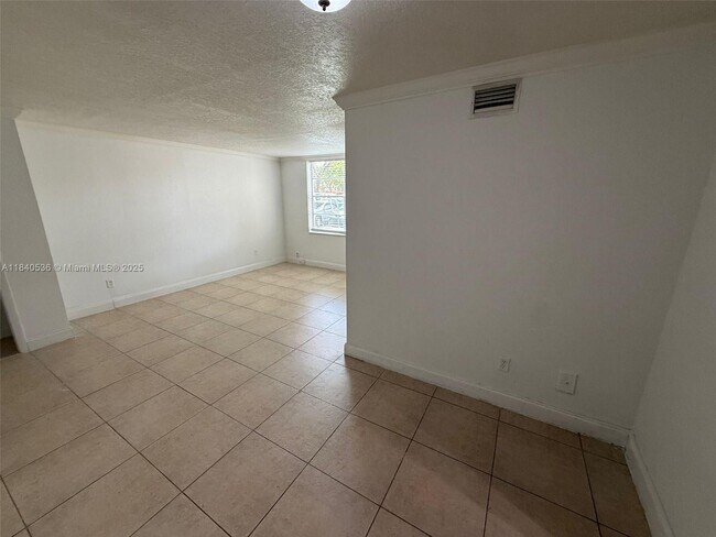 Building Photo - 1815 W 56th St
