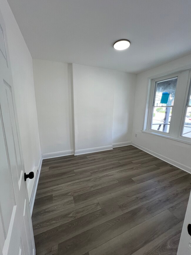 Building Photo - 921 W 3rd St