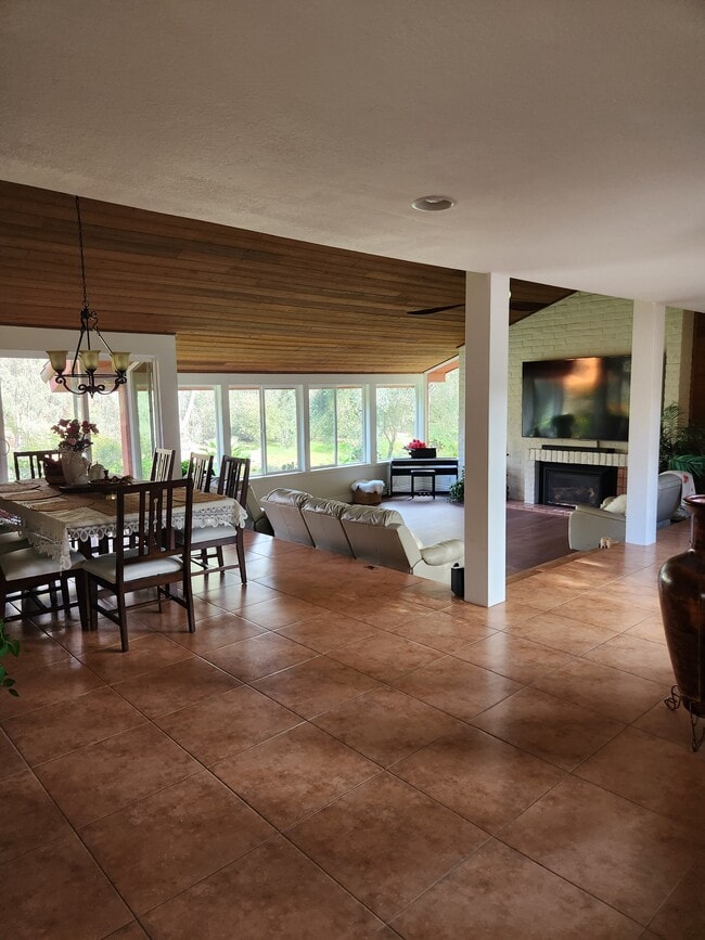 Building Photo - 16257 Oak Creek Trl