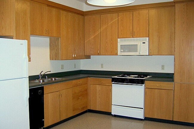 Foto del edificio - COMING SOON Spacious 5bdr/2bath units available for a lease ending May 30. Building is located at...