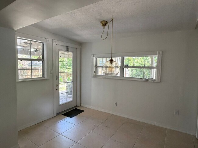Building Photo - 1227 Country Club Dr