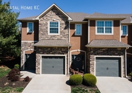 Primary Photo - Stylish Maintenance-Provided Townhouse #7896