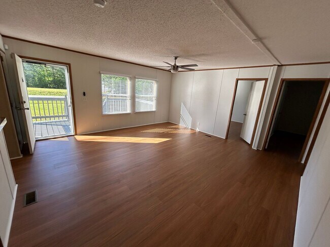 Foto del edificio - Introducing this newly remodeled 3 Bedroom 2 Bathroom home on large lot.