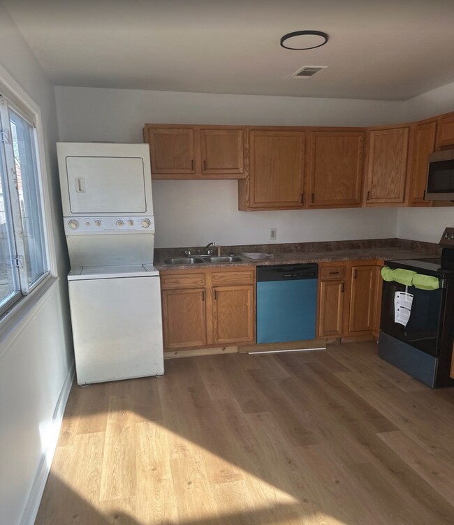 Building Photo - 637 Cosler Dr