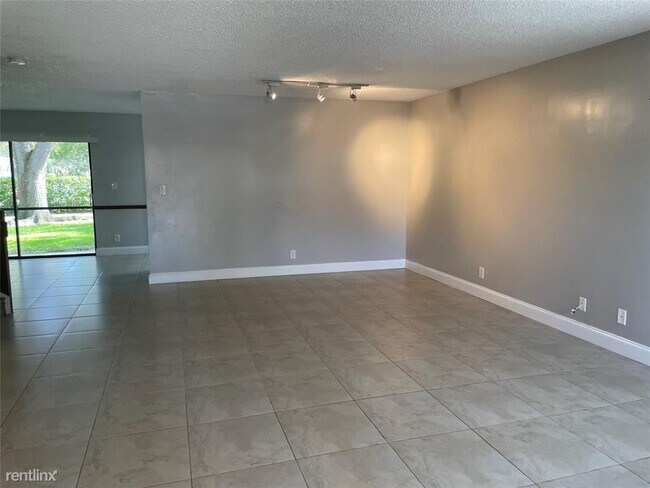 Building Photo - 3 br, 2.5 bath House - 9149 Vineyard Lake Dr