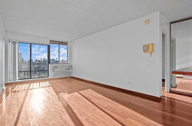 Foto del edificio - 2322 30th Rd - 10J