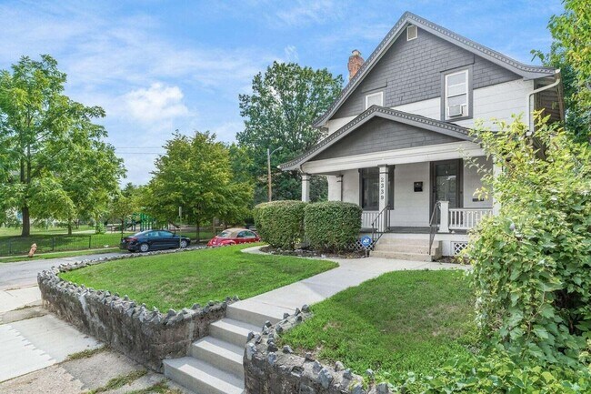 Building Photo - 2339 Summit St