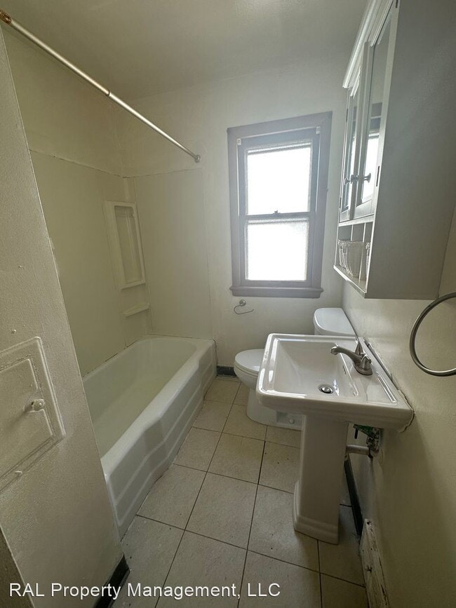 Building Photo - 2 br, 1 bath House - 3913 E 99th St