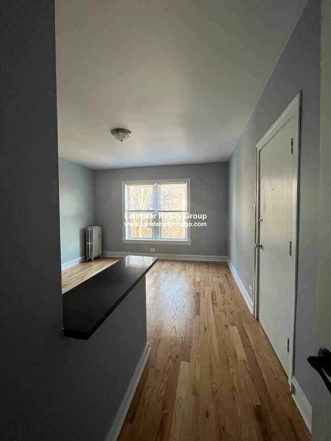 Foto del edificio - 5666 N Ridge Ave
