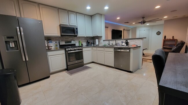 Spacious Kitchen - 7042 S Parsnip Ln