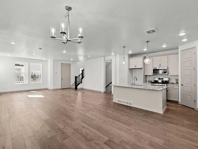 Foto del edificio - Stunning Twin Home In Excellent Location!