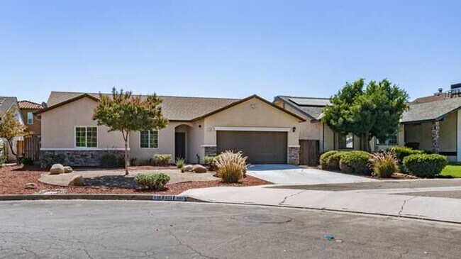 Foto del edificio - Four bedroom/2-bath home with 2-car garage